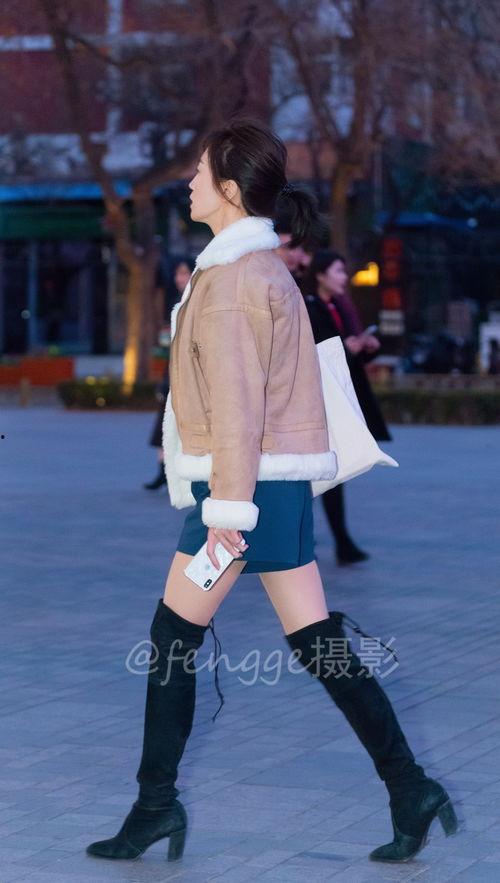 蓝丝袜长腿美女车模,长腿美女车模的时尚风采